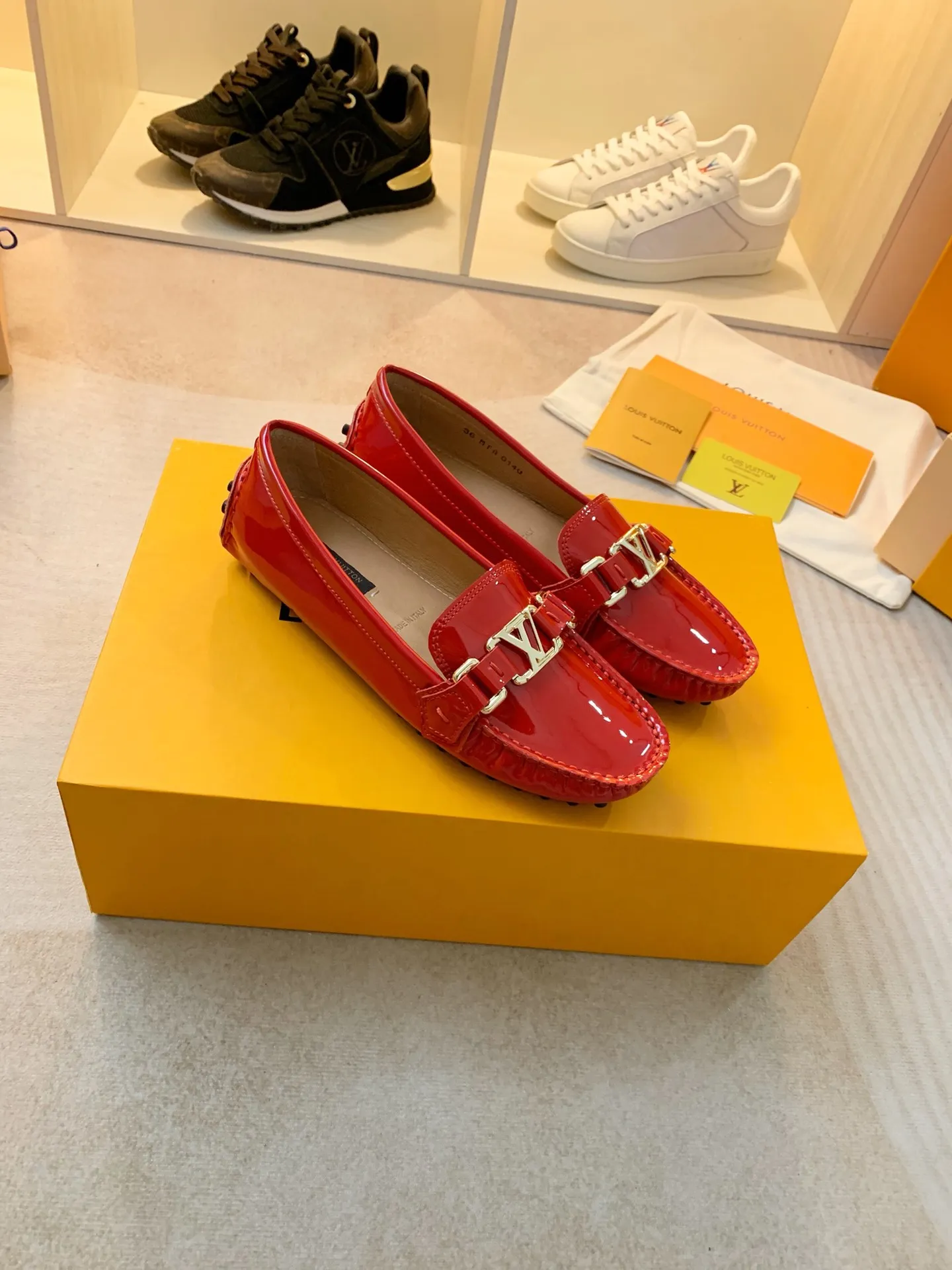 p460💰Couple model❤️🇫🇷 𝙇𝙤𝙪𝙞𝙨 𝙑𝙪𝙞𝙩𝙩𝙤𝙣 🇫🇷Louis Vuitton 2023 Classic𝓛𝓿 𝓣𝓻𝓪𝓲𝓷𝓮𝓻 Sports Series ➪➪➪¯ [Arizona Doudou Shoes Series] ▪️▪️▪️Arizona slip-on shoes are made of Monogram Eclipse canvas. Its hand-painted and dyed edges and hand-sewn uppers fully demonstrate Louis Vuitton's traditional shoemaking craftsmanship. This slip-on shoe is very lightweight. The integrated tongue and upper make it particularly comfortable and flexible. The soft outsole is equipped with rubber padding. Decorated with matching sash. Detailed features: ☑️Monogram Eclipse canvas ☑️Black Eclipse pattern ☑️Hand-painted shoe edges ☑️Hand-sewn uppers (each pair takes time to process) ☑️Integrated tongue and upper construction ☑️Outsole equipped with rubber lining ☑️size: 35_46